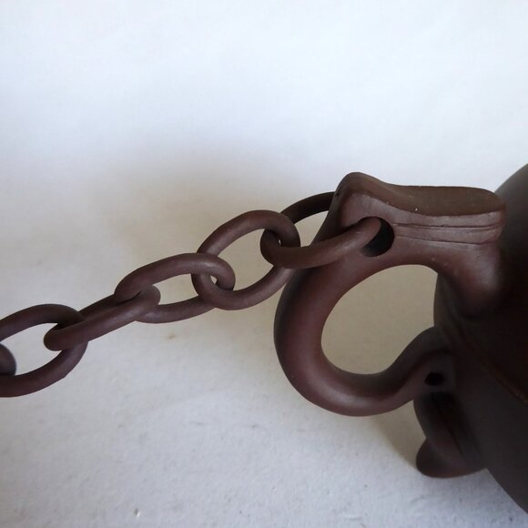 VINTAGE NEW TRADITIONAL CHINESE YIXING ZISHA LID & CHAIN HANDMADE CLAY TEAPOT - Picture 11 of 16